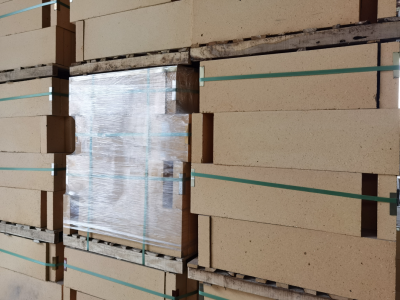 “用了你家的同步伺服電動(dòng)螺旋壓磚機(jī)，耐火磚質(zhì)量上升了很多”